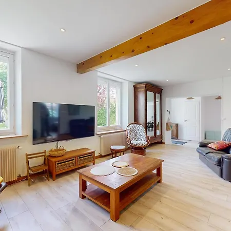 5 Bedroom Nice In Prázdninový dům Sémussac