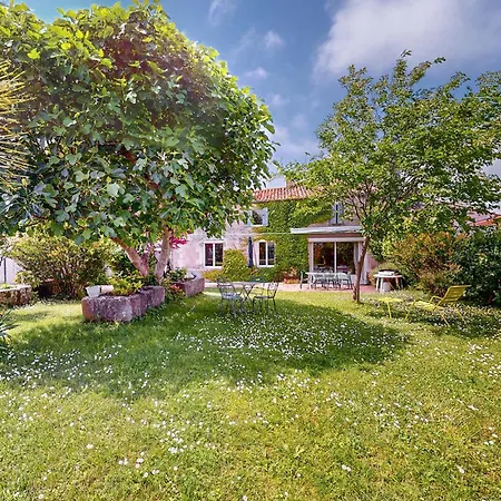 5 Bedroom Nice In Sémussac